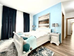 Giường trong phòng chung tại White Dream Penthouse with Jacuzzi