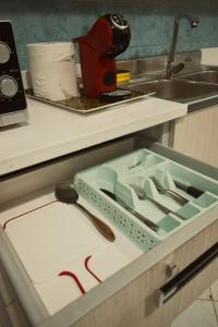 ジッダにあるشقق وأجنحة التيوليب والروز وود الفاخرةの調理器具付きキッチン