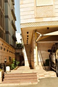 ジッダにあるشقق وأجنحة التيوليب والروز وود الفاخرةの階段で上がる建物