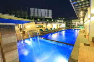 einem großen Pool mit Wasserspiel in einem Gebäude in der Unterkunft Eco Tree Hotel, Melaka in Malakka