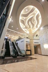 una escalera mecánica en un edificio con un gran orbe en Eco Tree Hotel, Melaka, en Melaka