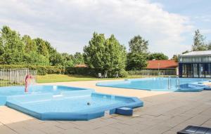una gran piscina con 2 piscinas azules en Gezellig vakantiehuis 't Gramsbergje, en Gramsbergen