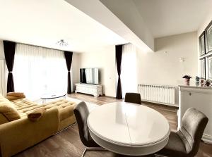 Khu vực ghế ngồi tại White Dream Penthouse with Jacuzzi