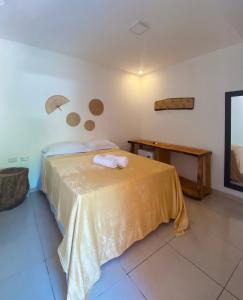 um quarto com uma cama com duas toalhas em Pousada Brisa Do Porto em Porto de Galinhas