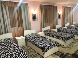 Tempat tidur dalam kamar di ApartHotel in Alaverdi