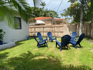 un groupe de chaises bleues assises dans une cour dans l'établissement Great Stay in South Florida! -D-Centrally located, à Miami