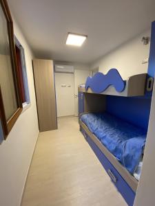 Kleines Zimmer mit Etagenbett und Flur in der Unterkunft Villetta Corallo IUN Q1810 in Porto Pollo