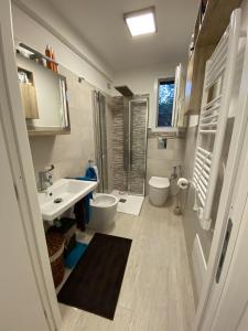 ein Badezimmer mit einem Waschbecken und zwei WCs. in der Unterkunft Villetta Corallo IUN Q1810 in Porto Pollo