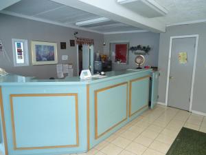 um quarto com um balcão com um balcão azul em Rodeway Inn em South Point