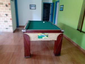 A pool table at Casa com Piscina em Barequeçaba