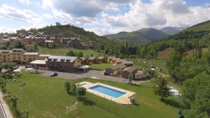 uma vista aérea de uma casa com piscina em Bungalows Laspaúles em Laspaúles