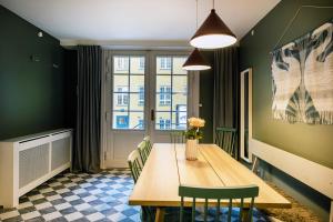 een eetkamer met een houten tafel en stoelen bij The Churchill 4 by Daniel&Jacob's in Kopenhagen
