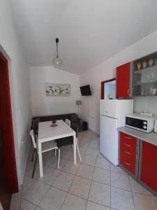 Kuchyň nebo kuchyňský kout v ubytování APARTMAN RITA