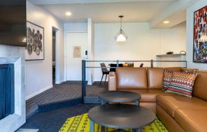 ein Wohnzimmer mit Sofa und Tisch in der Unterkunft Montrose at Beverly Hills in Los Angeles