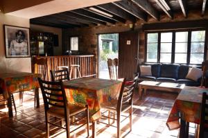ein Wohnzimmer mit Tischen, Stühlen und einem Sofa in der Unterkunft Hotel Rancho El Morillo in Saltillo