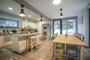 Kuchyň nebo kuchyňský kout v ubytování Coastal Home Piedāgi Ūši