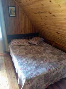 een slaapkamer met een bed in een blokhut bij Chalé Recanto da Tiriva in Urubici