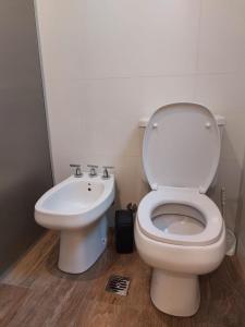 La salle de bains est pourvue de toilettes et d'un lavabo. dans l'établissement Moderno departamento para dos personas en Chacras de Coria, à Chacras de Coria