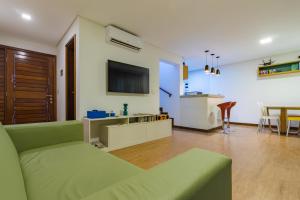 Televisyen dan/atau pusat hiburan di Duplex Moderno no Club Meridional Carneiros - Apto A313