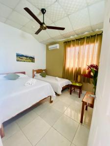 1 dormitorio con 2 camas y ventilador de techo en Hotel Ana Mary, en Santiago de Veraguas