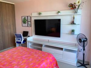 ein Schlafzimmer mit einem TV auf einem Schreibtisch mit einem Bett in der Unterkunft Pozos Colorados Santa Marta - Apartamento 1005 hermosa vista in Santa Marta + 21 Fotos