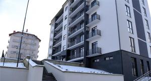 un edificio con nieve en las escaleras delante en SPapartmens en Polyana