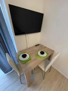 TV a/nebo společenská místnost v ubytování Schönes Appartement+Wifi, DolceGusto+TV, nahe Uni