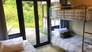 Двухъярусная кровать или двухъярусные кровати в номере Beech Tree Lodge