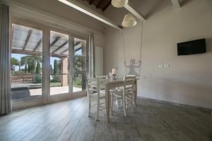A television and/or entertainment centre at Fattoria Palazzeta - Pet & Family Friendly