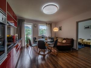 een woonkamer met een tafel en stoelen en een bank bij ERZHAUS Apartments in Eisenerz