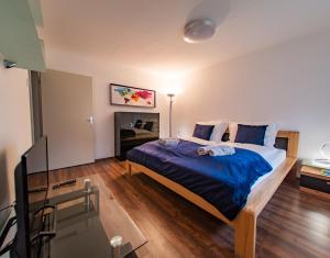 Łóżko lub łóżka w pokoju w obiekcie ERZHAUS Apartments
