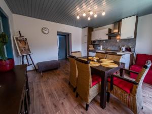 cocina y comedor con mesa y sillas en ERZHAUS Apartments, en Eisenerz