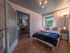 Łóżko lub łóżka w pokoju w obiekcie ERZHAUS Apartments