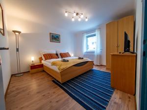 Łóżko lub łóżka w pokoju w obiekcie ERZHAUS Apartments