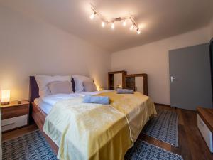 Łóżko lub łóżka w pokoju w obiekcie ERZHAUS Apartments