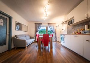 Kuchnia lub aneks kuchenny w obiekcie ERZHAUS Apartments