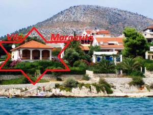 una casa en la orilla de un cuerpo de agua en Holiday Home Margarita, en Seget Vranjica