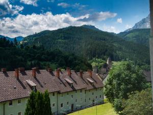 szereg budynków z górami w tle w obiekcie ERZHAUS Apartments w mieście Eisenerz