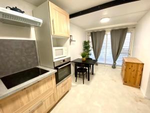 Una cocina o zona de cocina en COSY & SPA Appartement Luxe JACUZZI SAUNA Suite Cristal