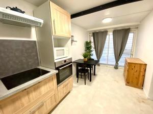 Η κουζίνα ή μικρή κουζίνα στο COSY & SPA Appartement Luxe JACUZZI SAUNA Suite Cristal