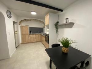 Η κουζίνα ή μικρή κουζίνα στο COSY & SPA Appartement Luxe JACUZZI SAUNA Suite Cristal