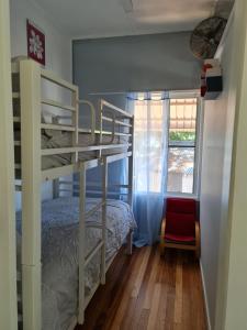 een slaapkamer met 2 stapelbedden en een raam bij Armies apartment in Sarina