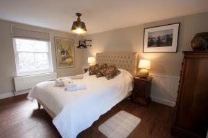 A bed or beds in a room at Merrythought Cottage - entire 2 bed, 2 bath cottage in the heart of Rye citadel