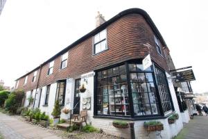 Galeriebild der Unterkunft Merrythought Cottage - entire 2 bed, 2 bath cottage in the heart of Rye citadel in Rye