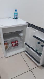 ジュイス・デ・フォーラにある130/302 AP 306 Um dois quartos dos seus sonhosのオープン冷蔵庫(ボトル入り飲料水付)