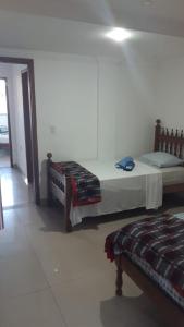 ジュイス・デ・フォーラにある130/302 AP 306 Um dois quartos dos seus sonhosのベッドルーム1室(ベッド2台、ベッドスカート付)