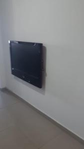 ジュイス・デ・フォーラにある130/302 AP 306 Um dois quartos dos seus sonhosの壁に掛けられた薄型テレビ