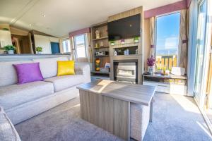 Телевизор и/или развлекательный центр в Sea 'n' Stars Platinum Plus Holiday home with Views, Free Wifi and Netflix