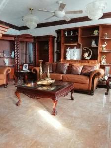 un soggiorno con divano e tavolino da caffè di Hotel Chely a Bernal