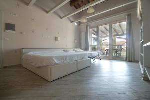 A bed or beds in a room at Fattoria Palazzeta - Pet & Family Friendly